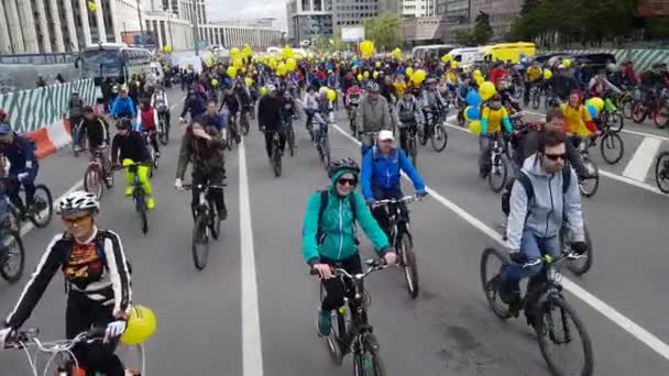 Muitos ciclistas participam de desfile de bicicletas ao redor do centro da cidade — Vídeo de Stock