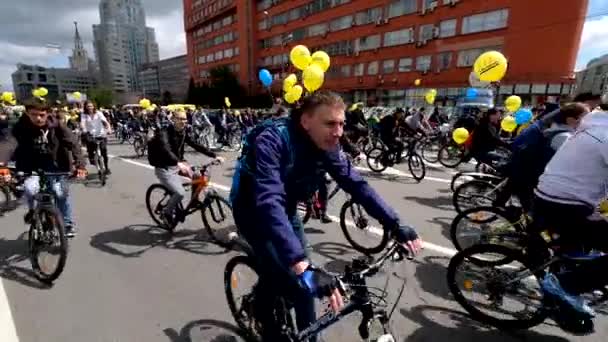 Muchos ciclistas participan en el desfile de bicicletas por el centro de la ciudad — Vídeos de Stock
