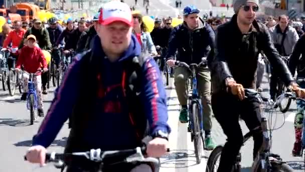 De nombreux cyclistes participent à un défilé à vélo autour du centre-ville — Video