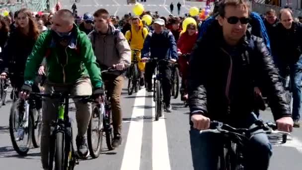 De nombreux cyclistes participent à un défilé à vélo autour du centre-ville — Video