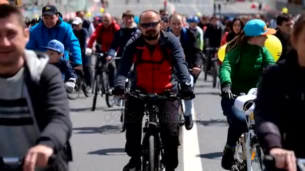 De nombreux cyclistes participent à un défilé à vélo autour du centre-ville — Video