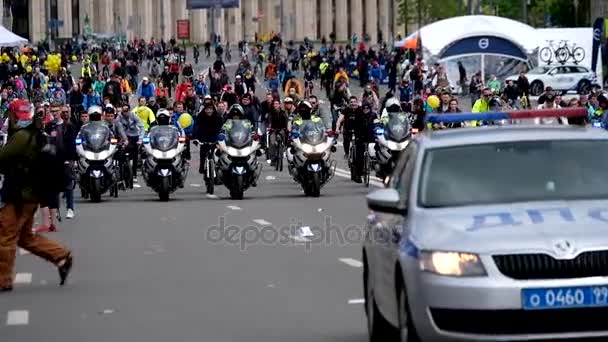 Escorte van motorrijders van de politie gaat gepaard met een optocht van de fiets — Stockvideo