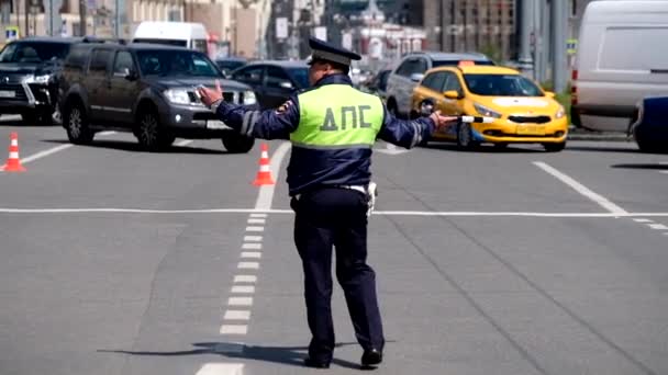 Verkeer politieagent werkt op straat op moment van de dag — Stockvideo