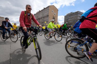 Birçok bisikletçiler Bisiklet geçit şehir merkezinde katılmak