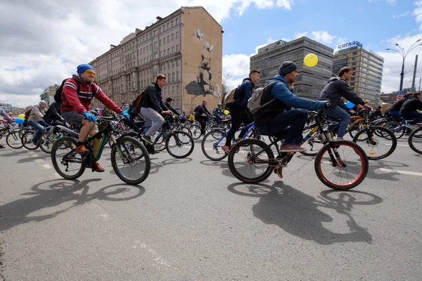 Mange cyklister deltager i cykelparade omkring byens centrum - Stock-foto