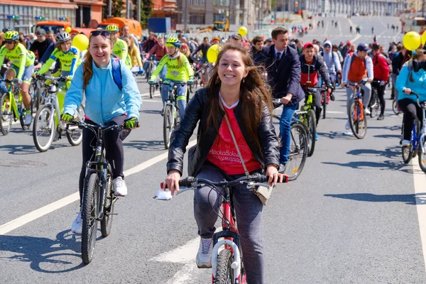 Veel fietsers deelnemen aan fiets parade rond het centrum van de stad — Stockfoto