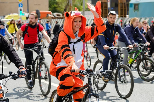 Mange cyklister deltager i cykelparade omkring byens centrum - Stock-foto