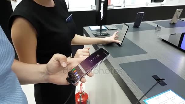 Presentación de un nuevo smartphone Galaxy S8 en la tienda de la marca Samsung — Vídeo de stock