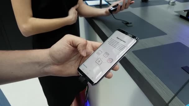 Presentatie van een nieuwe smartphone Galaxy S8 in het merk Samsung opslaan — Stockvideo
