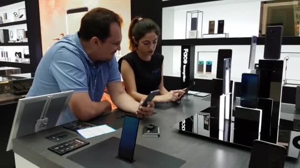 Presentación de un nuevo smartphone Galaxy S8 en la tienda de la marca Samsung — Vídeos de Stock