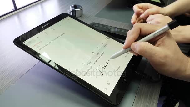 Apresentação de um novo tablet pc na loja da marca Samsung — Vídeo de Stock