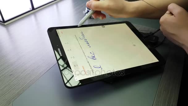 Präsentation eines neuen Tablet-PCs im samsung Brand Store — Stockvideo