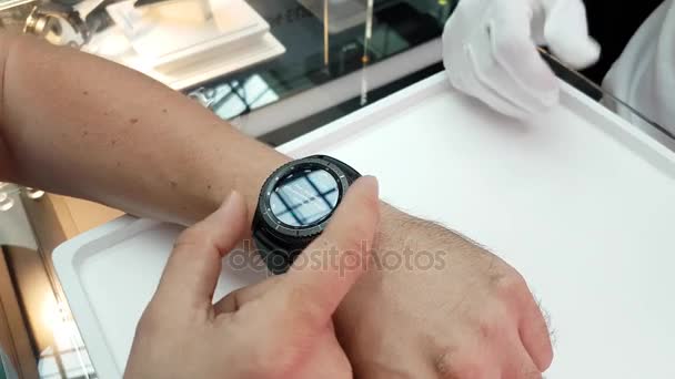 Presentatie van een nieuwe slimme horloge in het merk Samsung opslaan — Stockvideo