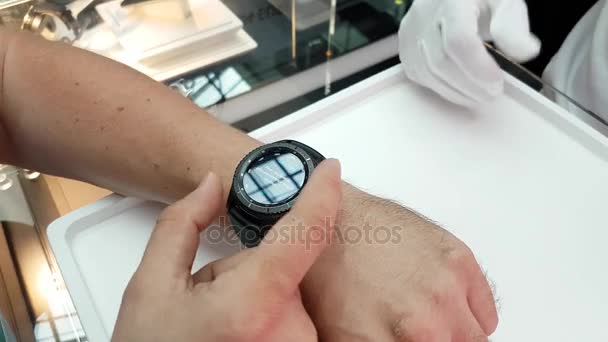 Präsentation einer neuen Smartwatch im samsung Brand Store — Stockvideo