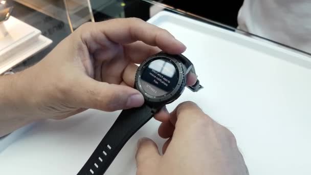 Κατάστημα παρουσίαση του ένα νέο έξυπνο ρολόι με το εμπορικό σήμα της Samsung — Αρχείο Βίντεο