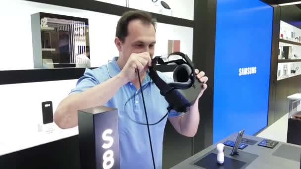 Apresentação de uma nova versão Gear VR capacete 2017 na loja da marca Samsung — Vídeo de Stock