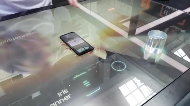 Presentasi smartphone Galaxy S8 baru di toko merek Samsung — Stok Video