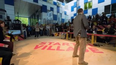 Bir başlangıç temsilcisi, proje yatırımcılara sunar.