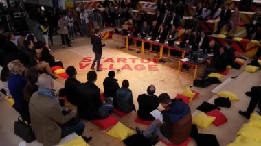 Bir başlangıç temsilcisi, proje yatırımcılara sunar.