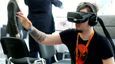 VR konferans ziyaretçisi sanal gerçeklik kaskını test etti
