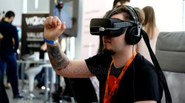 VR konferans ziyaretçisi sanal gerçeklik kaskını test etti