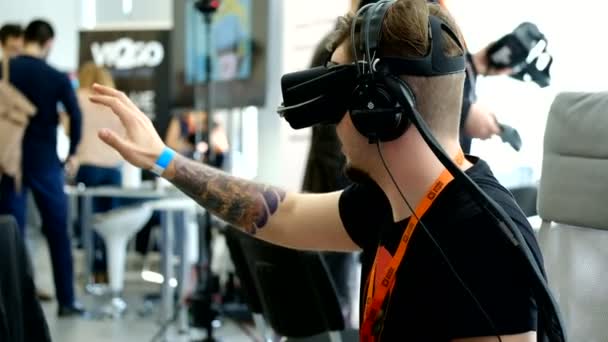 Посетитель конференции VR тестирует шлем виртуальной реальности — стоковое видео
