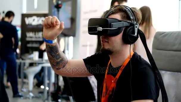 VR conferentie bezoeker test virtual reality helm — Stockvideo