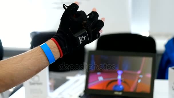 ВР конференції відвідувач перевіряє віртуальної реальності рукавички — стокове відео