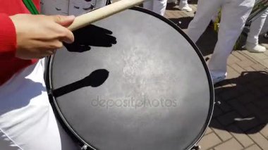 Adam büyük bir Davula davul