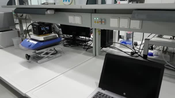 Рабочее место в новой лаборатории по изучению сланцевых месторождений — стоковое видео