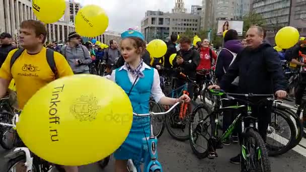 Muitos ciclistas participam de desfile de bicicletas ao redor do centro da cidade — Vídeo de Stock