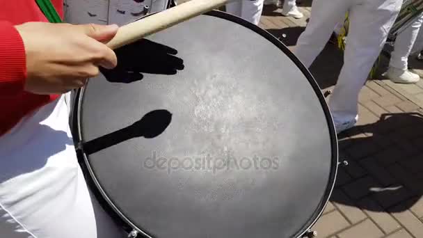 Hombre tocando un tambor grande — Vídeos de Stock