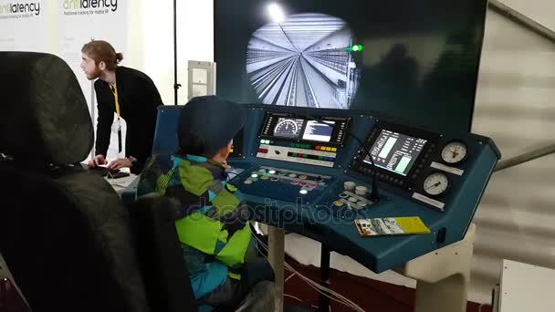 Boy prova un simulatore di guida della metropolitana — Video Stock