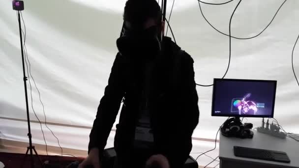 Bezoeker proeven virtuele realiteit helm en gamepads — Stockvideo