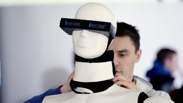 Technicus repareren de robot in opstarten Village — Stockvideo