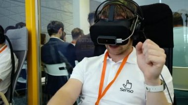 VR konferans ziyaretçisi sanal gerçeklik kaskını test etti