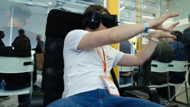 VR-konferens besökare testar virtuell verklighetshjälm — Stockvideo