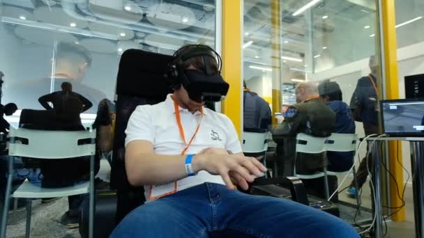 Visitante de conferencia VR prueba casco de realidad virtual — Vídeos de Stock