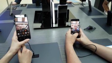 Yeni bir galaksi S8 akıllı telefon Samsung marka tanıtımı depolamak