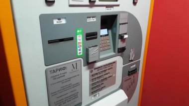 Adam para çekme makinesi tarafından Park için öder