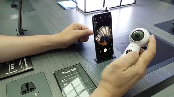 Apresentação de uma nova câmera de versão Gear VR 360 2017 na loja da marca Samsung — Vídeo de Stock