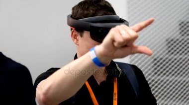 Test hololens Vr gözlük Vr Konferansı'nda genç adam