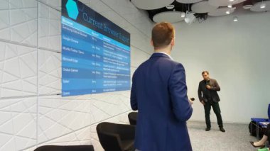 Seyirci hocayı dinler.