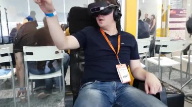 VR konferans ziyaretçisi sanal gerçeklik kaskını test etti