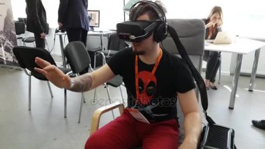 VR konferans ziyaretçisi sanal gerçeklik kaskını test etti
