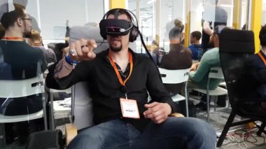 VR konferans ziyaretçisi sanal gerçeklik kaskını test etti