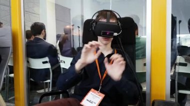 VR konferans ziyaretçisi sanal gerçeklik kaskını test etti