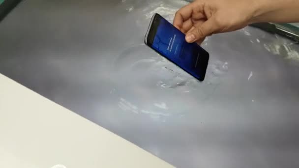 Démonstration sous-marine d'un nouveau smartphone Galaxy S8 dans le magasin de la marque Samsung — Video