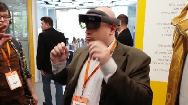 Homem testando hololens óculos VR na conferência VR — Vídeo de Stock