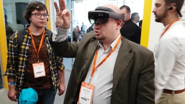 Homem testando hololens óculos VR na conferência VR — Vídeo de Stock